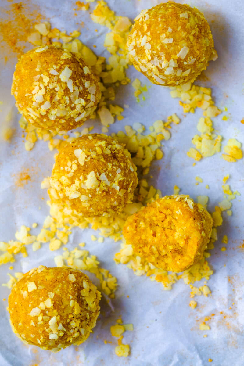 Lectin-Free Energy Bites with Coconut, Macadamia and Turmeric