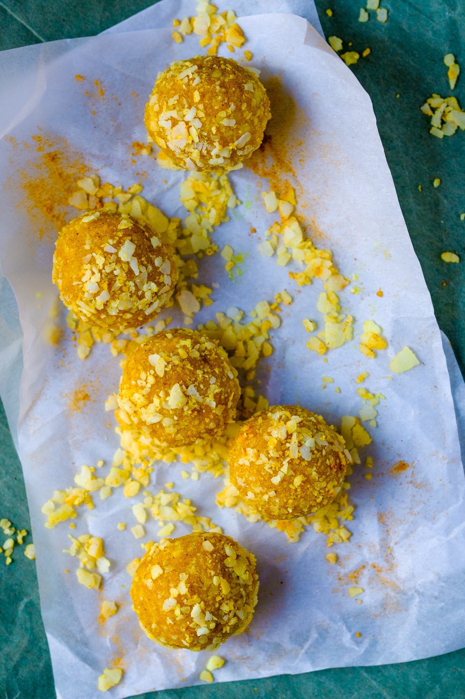 Lectin-Free Energy Bites with Coconut, Macadamia and Turmeric. They look very yellow and yummy.