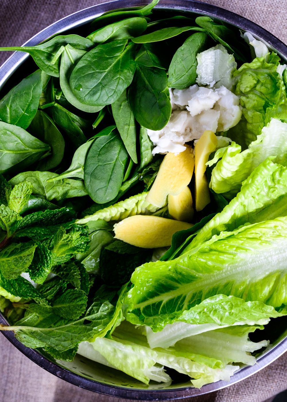 Ingredients for the green smoothie in a blender