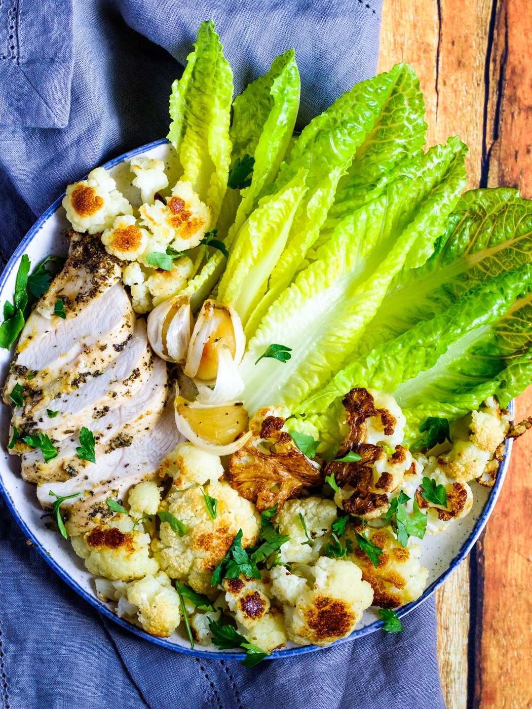 Chicken with roasted cauliflower and garlic, with Romaine's hearts