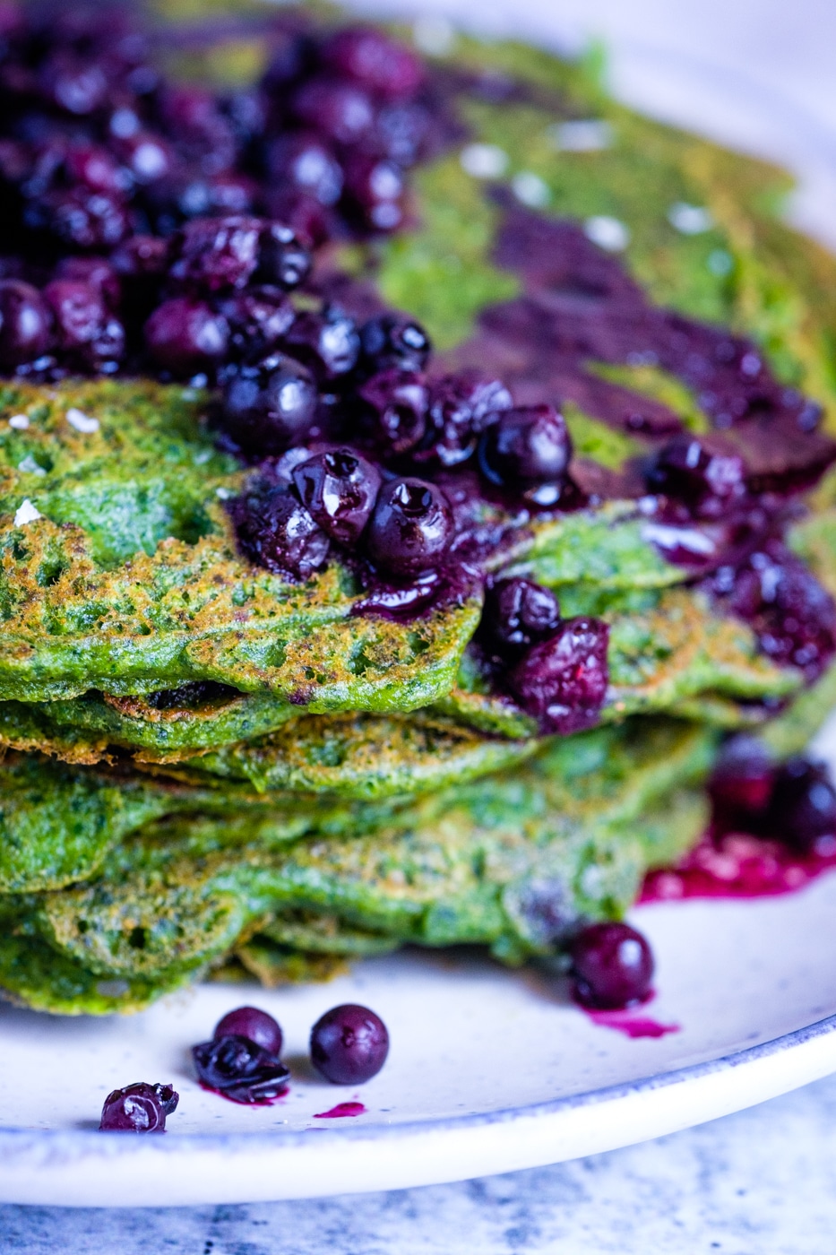 Spinach pancakes served with warm blueberries