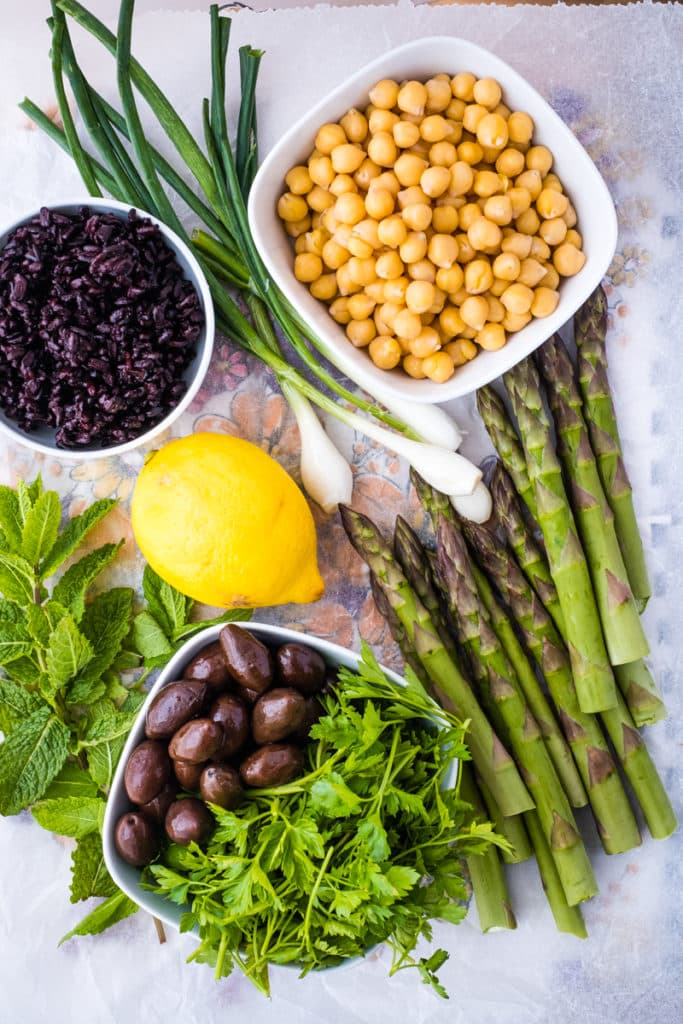 The ingredients for the asparagus and chickpea salad with black rice