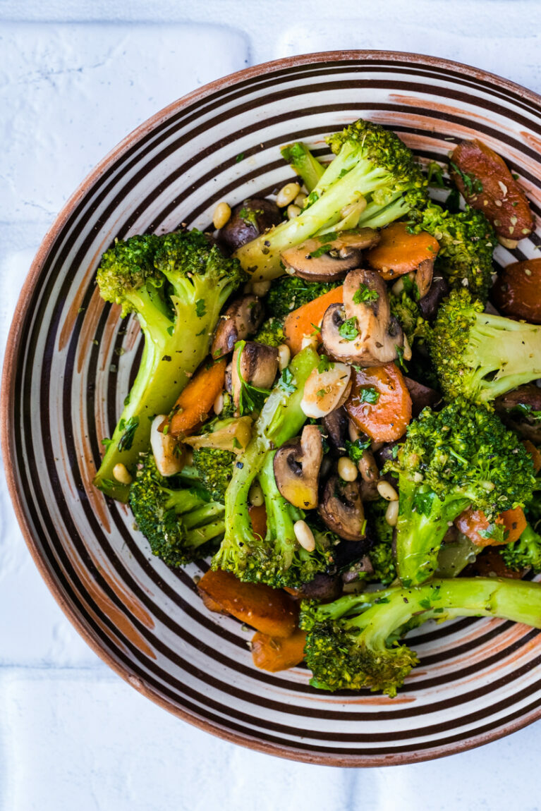 Easy Broccoli and Mushroom Stir-Fry with Oregano (Mediterranean Style ...