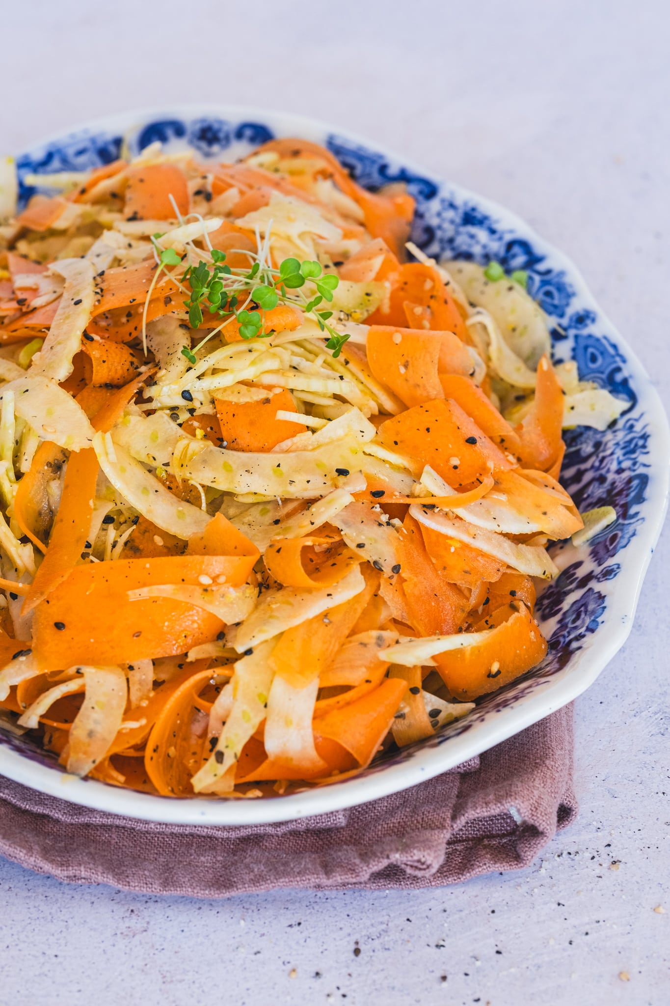 Salada Crocante de Cenoura e Funcho com Molho de Gergelim e Limão