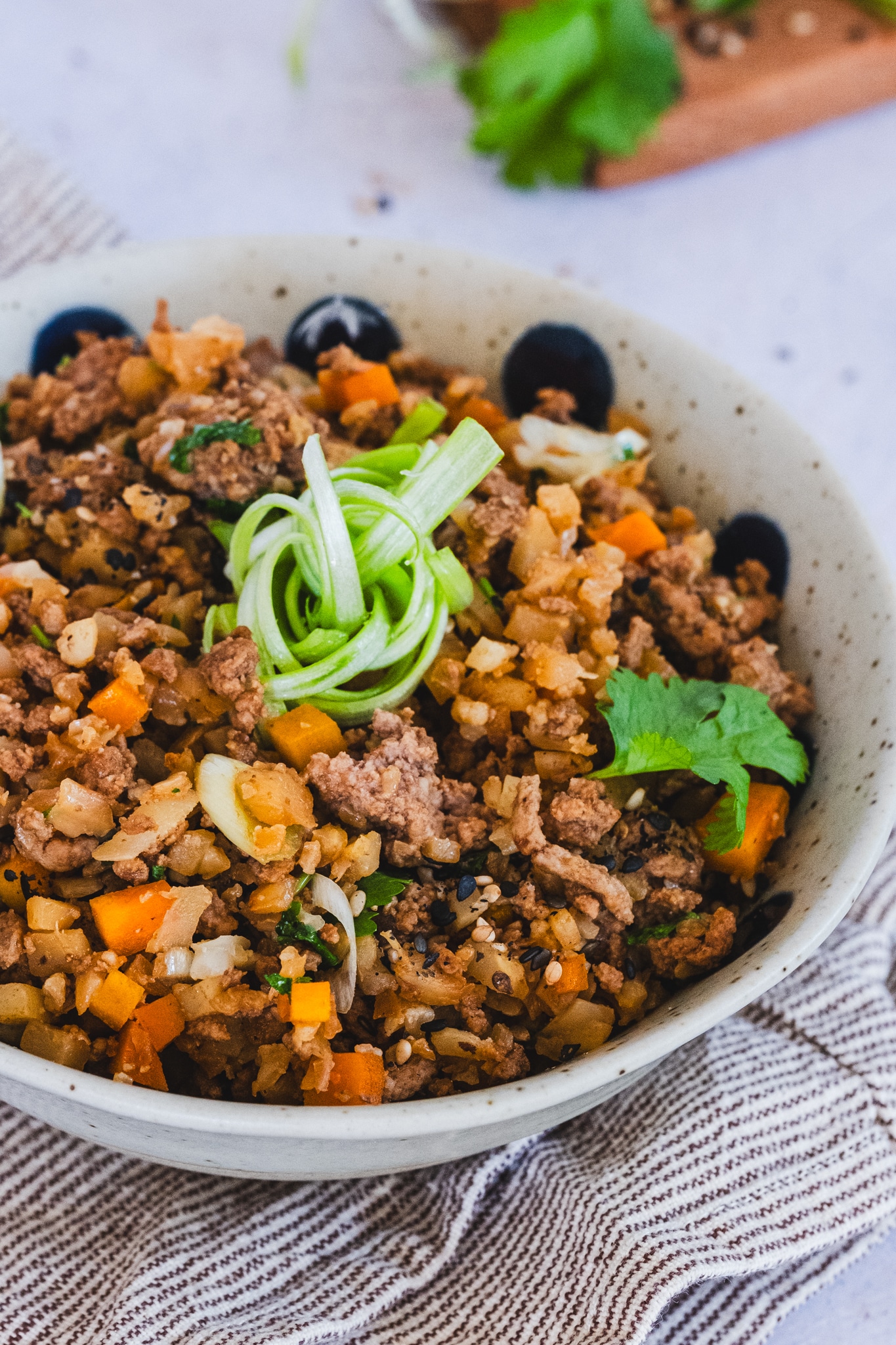 Tigela de arroz com carne moída e couve-flor com missô