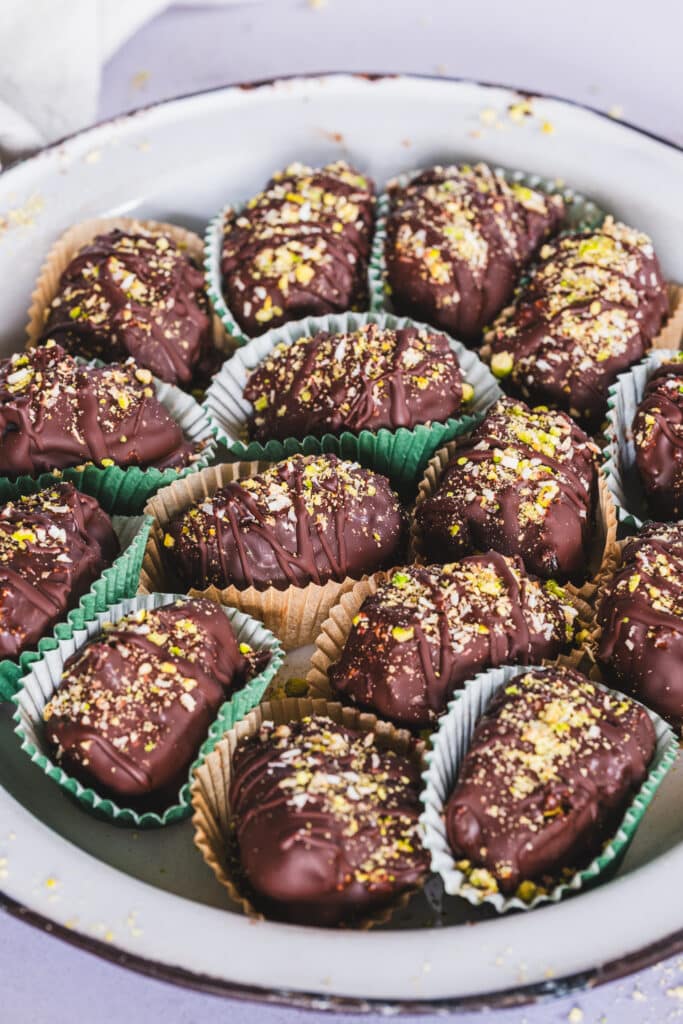 Tâmaras de chocolate Dubai sem glúten, cuidadosamente dispostas em um prato.
