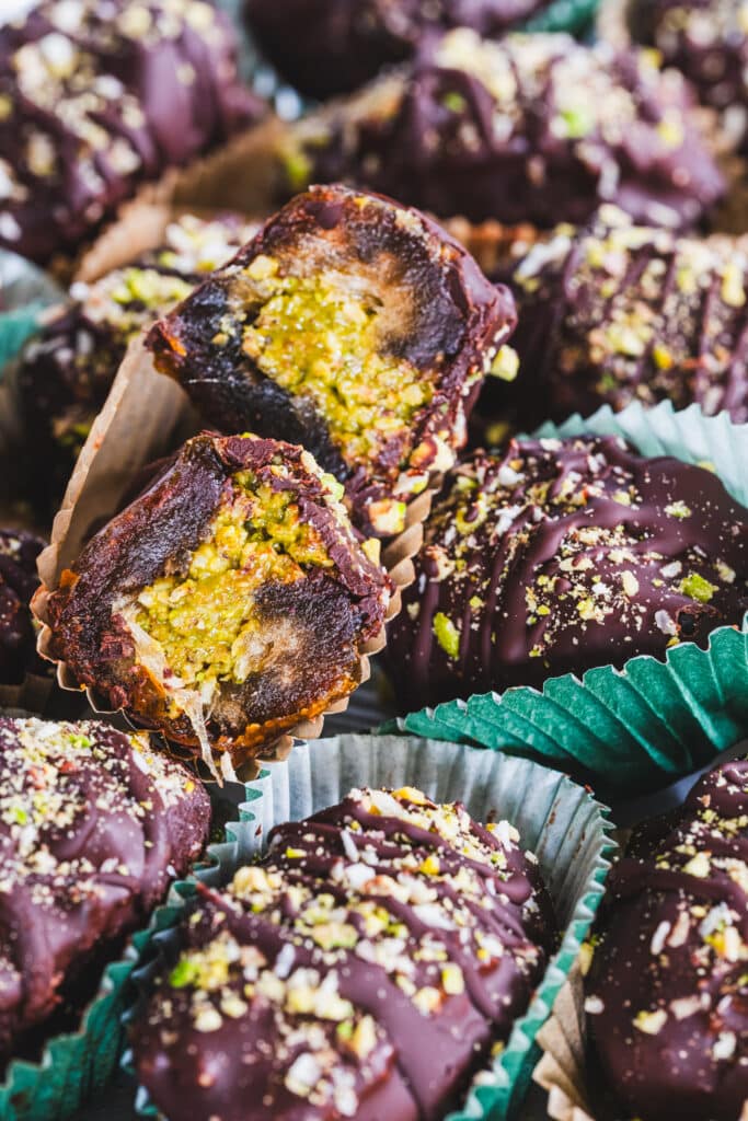 Uma tâmara de chocolate Dubai, cortada ao meio para revelar a textura.